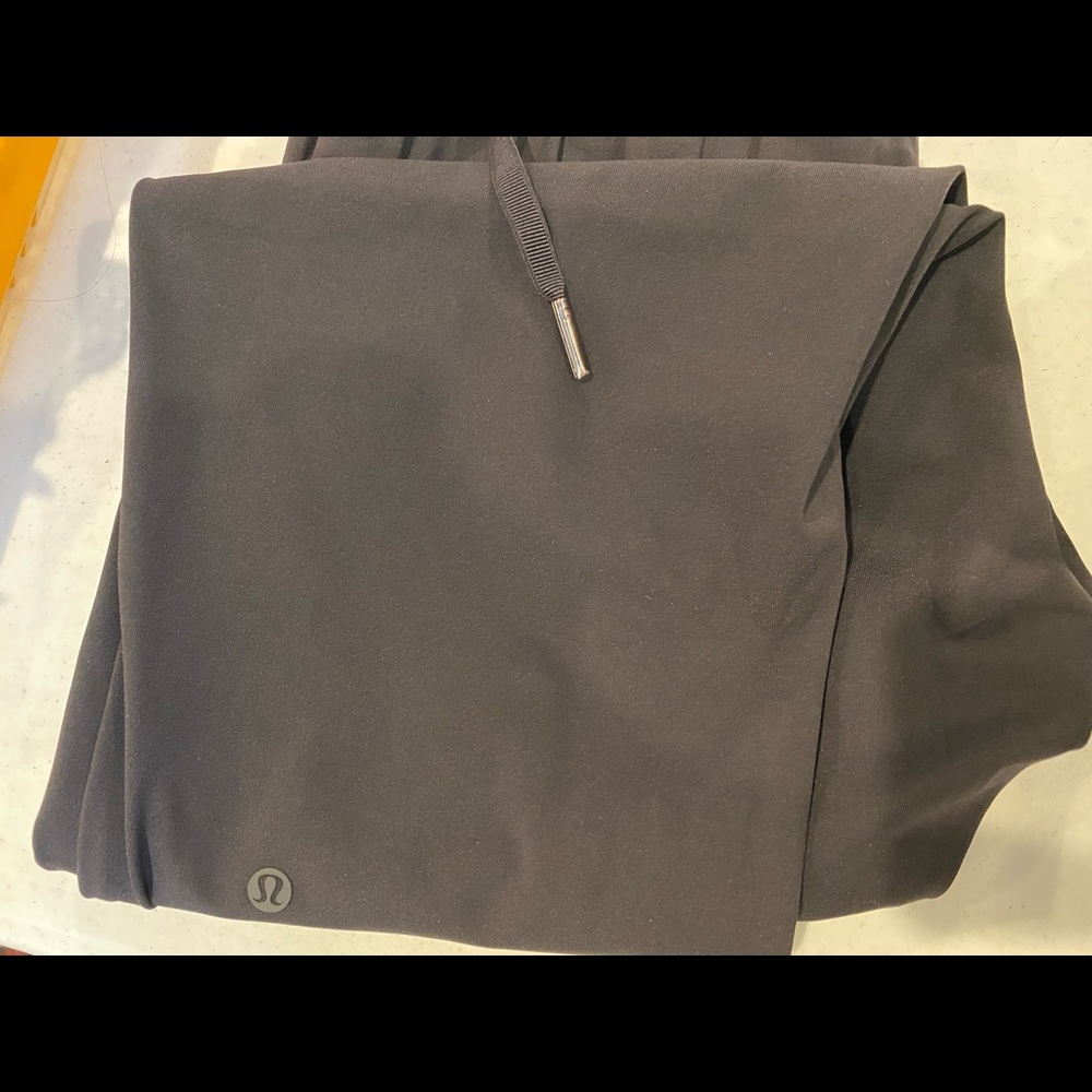 Lululemon on the fly size 8